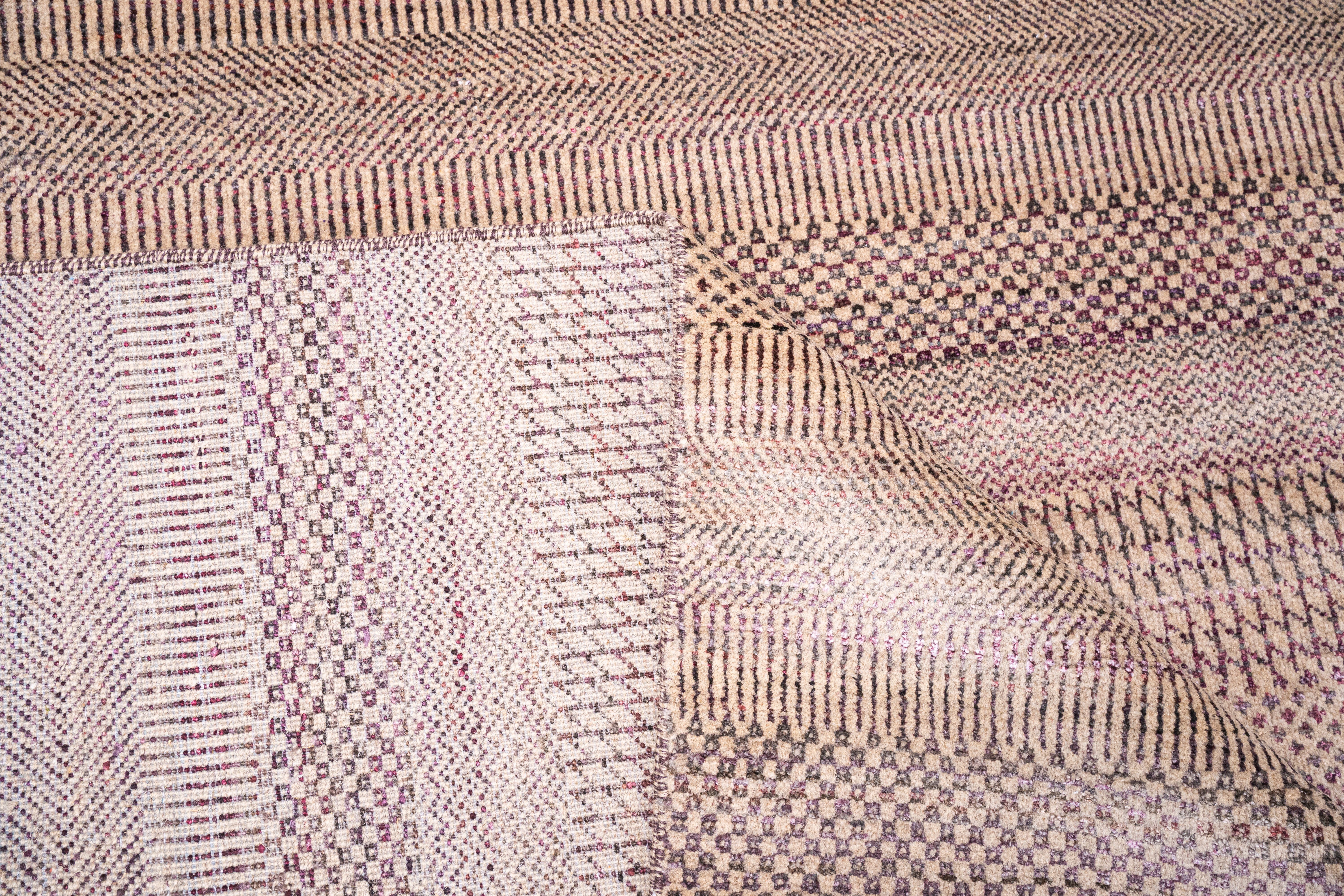 Handknotted Carpet, DIA - 128 MCN, Natural & Black